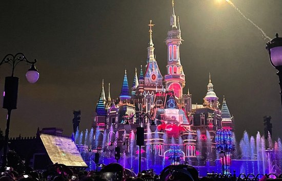  迪士尼乐园餐饮定价再成焦点；十周年米妮蒸包套餐网络热议不断；消费者体验与商业模式如何协调。 文化旅游