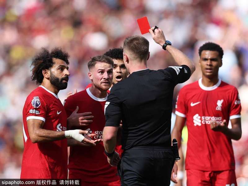 赛场迷局：从豪门引援到战术阵痛的深度博弈 体育新闻