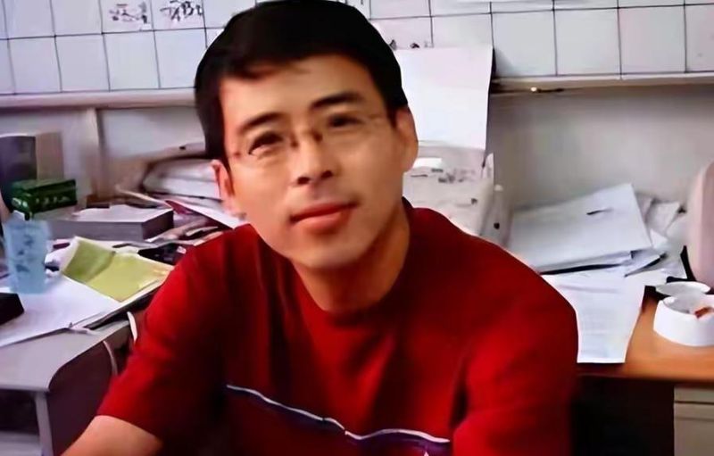  从央视名嘴到全网封杀：阿丘事件折射的公众人物责任边界 娱乐新闻