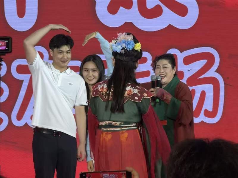  开封王婆说媒现象深度解析：线下相亲节目的流量密码与传播逻辑 文化旅游