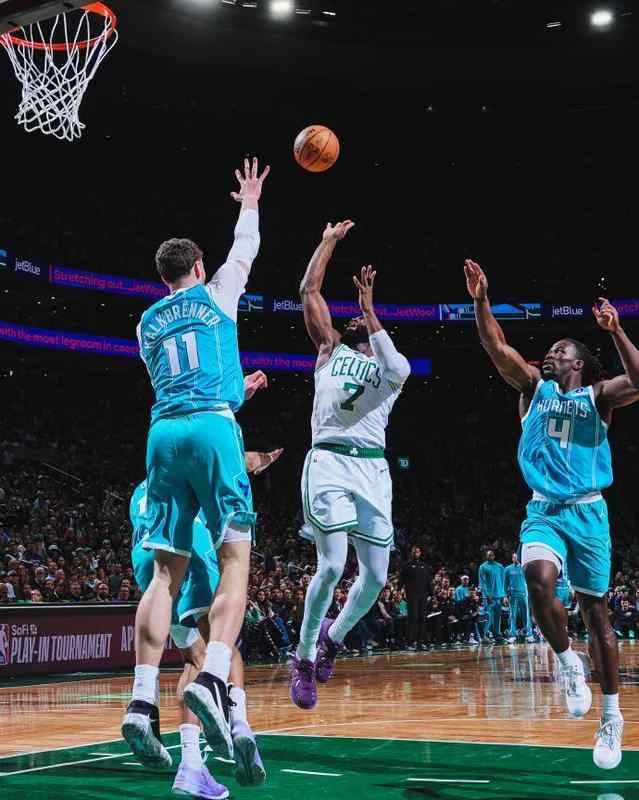  那些关于坚持与突破的故事：三球空砍36分背后的孤独与希望 体育新闻